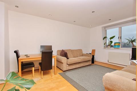 2 bedroom flat to rent, Salisbury Promenade, Green Lanes, London N8