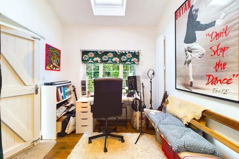 42 Francis Road, Caterham, CR3 5NR