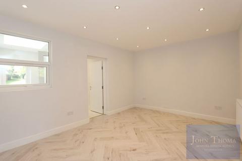 4 bedroom terraced house for sale, Tysea Hill, Romford RM4