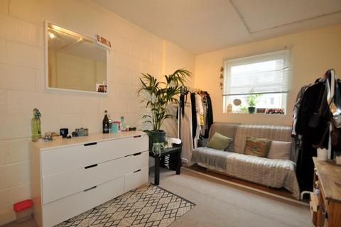 3 bedroom terraced house for sale, Sternhall lane, London, SE15 4NT