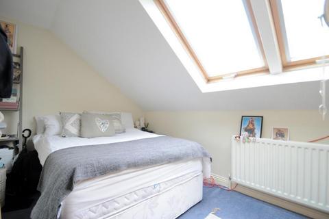 3 bedroom terraced house for sale, Sternhall lane, London, SE15 4NT