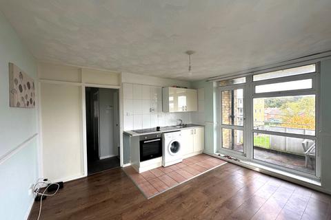 2 bedroom flat to rent, Burke Drive, Southampton SO19