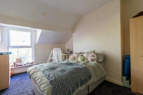 8 bedroom house to rent, Cardigan Road, Headingley, Leeds