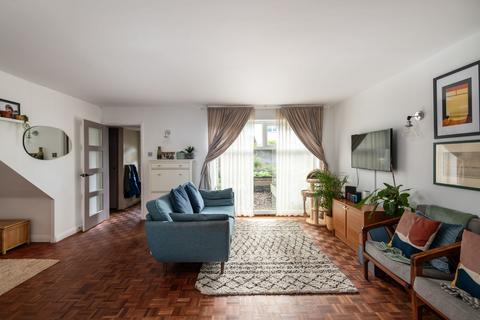 18 Burnham Drive, Reigate, RH2 9HD