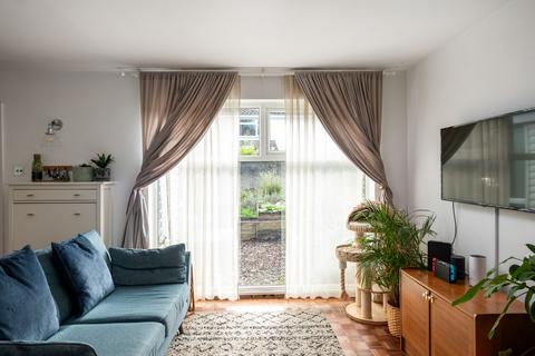 18 Burnham Drive, Reigate, RH2 9HD