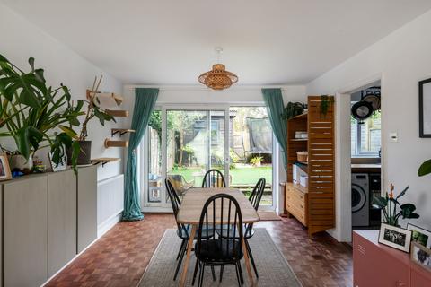 18 Burnham Drive, Reigate, RH2 9HD