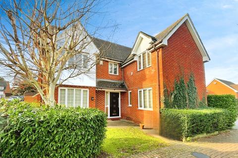 5 bedroom detached house to rent, Hertsfield Avenue, Kent ME2