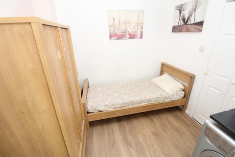 Studio to rent, Brookhill Road, London, SE18