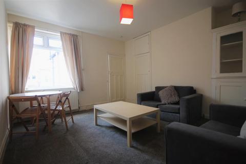 3 bedroom apartment to rent, Chillingham Road, Heaton