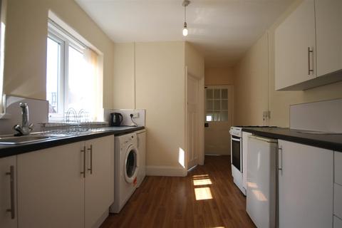 3 bedroom apartment to rent, Chillingham Road, Heaton