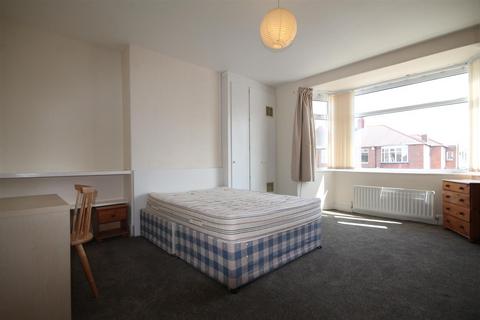 3 bedroom apartment to rent, Chillingham Road, Heaton