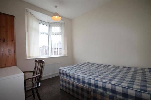 3 bedroom apartment to rent, Chillingham Road, Heaton