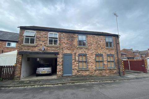 3 bedroom end of terrace house to rent, Pool Street, Macclesfield