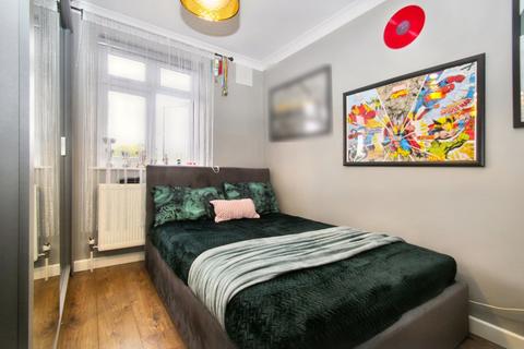 65 Derwent Drive, Hayes, UB4 8DS