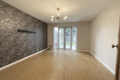 2 bedroom terraced house to rent, Hoskins Close, Manchester, M12