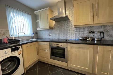 2 bedroom terraced house to rent, Hoskins Close, Manchester, M12