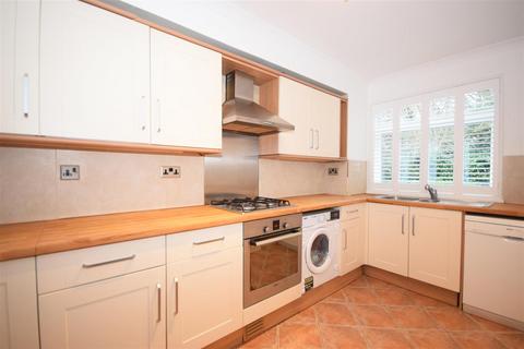 2 bedroom apartment to rent, Courtlands, Richmond