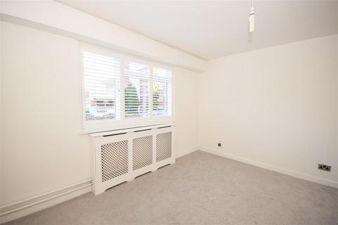 2 bedroom apartment to rent, Courtlands, Richmond