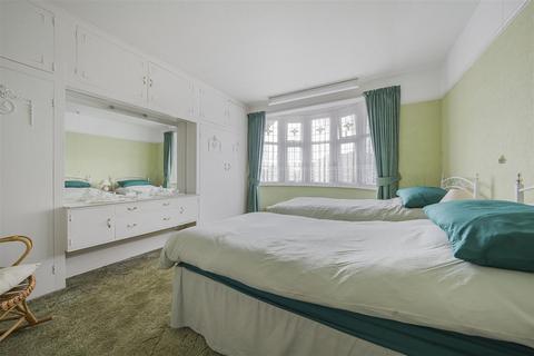 16 Downs View, Isleworth, TW7 5HF