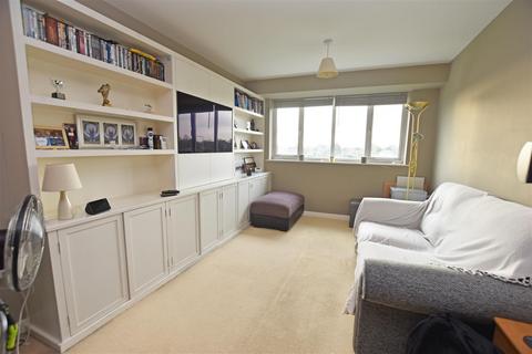 1 bedroom apartment for sale, Wood Lane, Isleworth