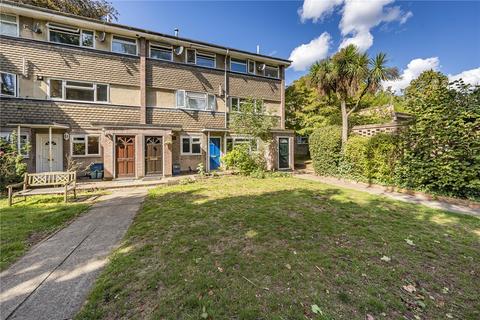 2 bedroom maisonette for sale, Fairways, Isleworth
