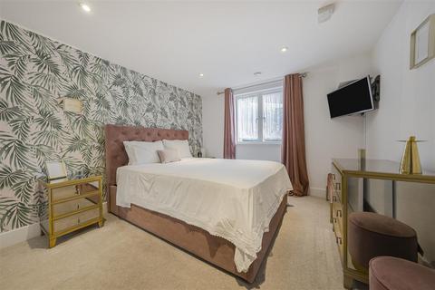 2 bedroom apartment for sale, Clifton Road, Isleworth