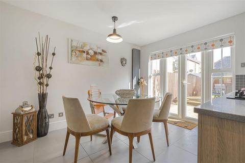 5 Draper Close, Isleworth, TW7 4SX