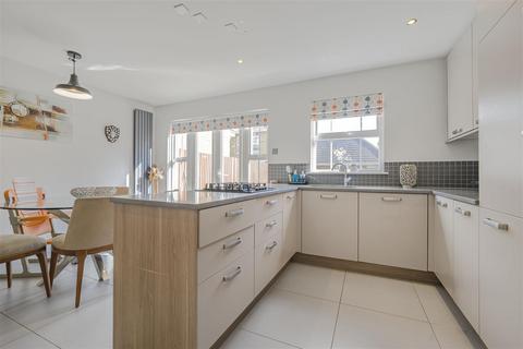 5 Draper Close, Isleworth, TW7 4SX