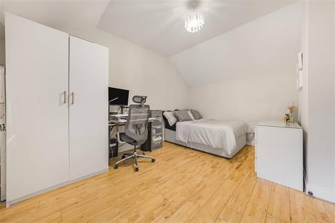 1 bedroom end of terrace house for sale, Bankside Close, Isleworth