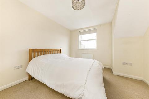 16 Meadowbank Close, Isleworth, TW7 4FB