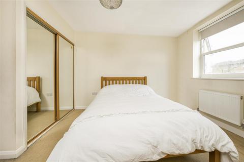 16 Meadowbank Close, Isleworth, TW7 4FB