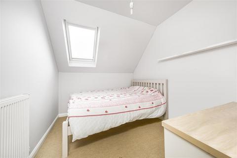 16 Meadowbank Close, Isleworth, TW7 4FB