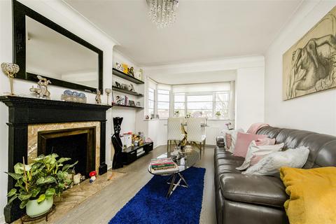 2 bedroom apartment for sale, Queens Keep, East Twickenham