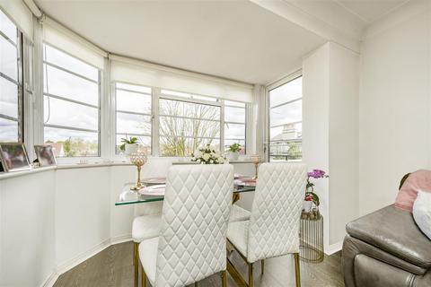 5 Queens Keep, Twickenham, TW1 2QA