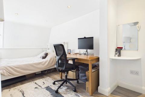 2 bedroom apartment to rent, High Street, Hampton Hill