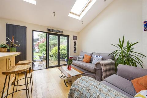17 Cross Deep Gardens, Twickenham, TW1 4QZ