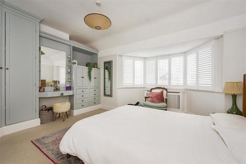 17 Cross Deep Gardens, Twickenham, TW1 4QZ