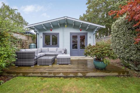 17 Cross Deep Gardens, Twickenham, TW1 4QZ