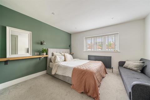 53 Meadway, Twickenham, TW2 6PG
