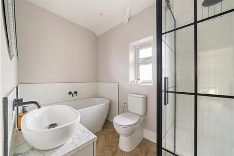 53 Meadway, Twickenham, TW2 6PG
