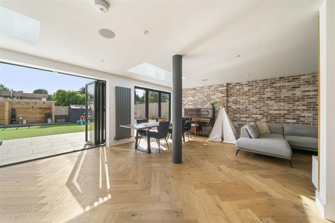 53 Meadway, Twickenham, TW2 6PG