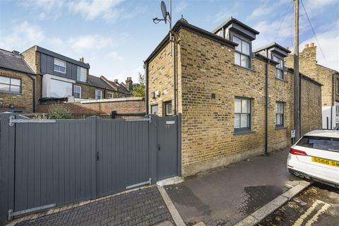 2 bedroom end of terrace house for sale, Colne Road, Twickenham