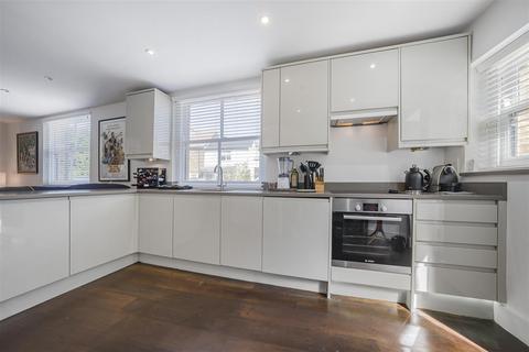 77 Colne Road, Twickenham, TW2 6QL