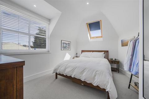 77 Colne Road, Twickenham, TW2 6QL