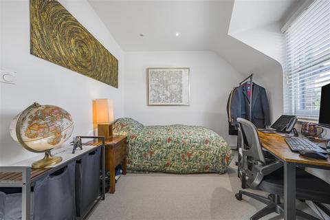 77 Colne Road, Twickenham, TW2 6QL