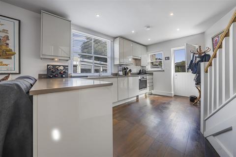 77 Colne Road, Twickenham, TW2 6QL