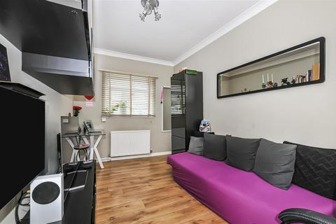 Flat 1, 1 Seaton Close, Twickenham, TW2 7AS