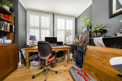 9 Prospect Crescent, Twickenham, TW2 7EB