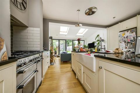 9 Prospect Crescent, Twickenham, TW2 7EB