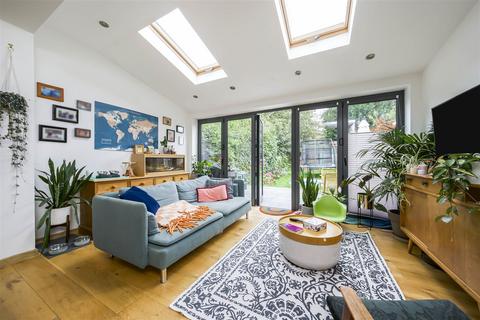 9 Prospect Crescent, Twickenham, TW2 7EB